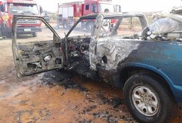 Carro carregado com sucata pega fogo na AL 110 em Arapiraca