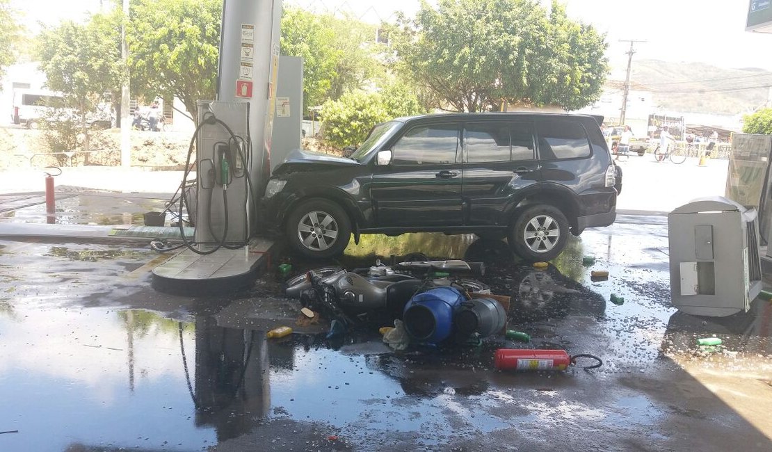 Carro invade posto de combustíveis e causa danos, em Palmeira dos Índios