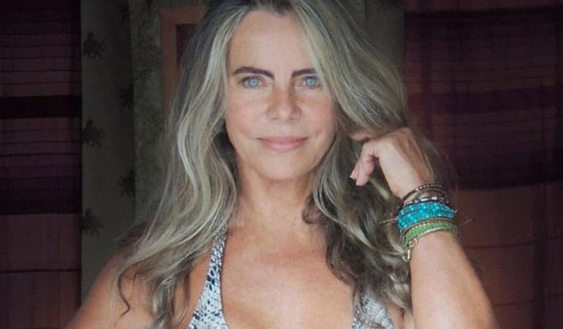 Maravilhosa aos 68 anos, Bruna Lombardi publica foto de biquíni que ela detestou: ''Pedi pra deletar''