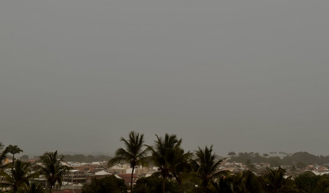 Arapiraca registra raios, trovões, fortes chuvas e quedas de energia nesta terça (3); veja a previsão do tempo de Alagoas