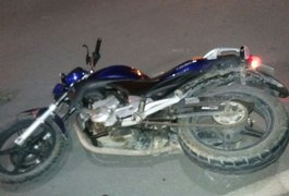 Motorista supostamente embriagado colide em moto e deixa duas pessoas feridas