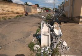 VÍDEO. Caminhão arrasta fiação, derruba poste e deixa usuários sem energia, no bairro Cavaco