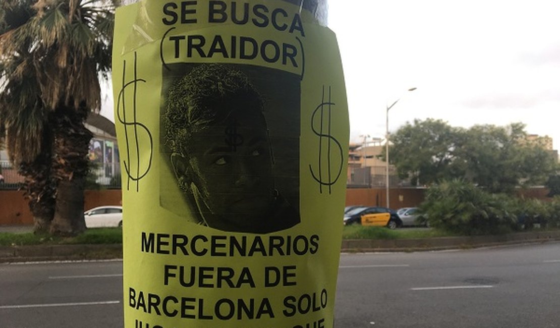 Cartaz expõe indignação da torcida do Barça com Neymar: 'Traidor, mercenário'