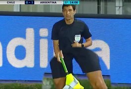 Conmebol suspende assistentes brasileiros por uso de colete no lugar da bandeira em Chile x Argentina