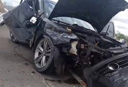 Motorista perde controle de carro e bate em mureta na AL-220, em Jacaré dos Homens