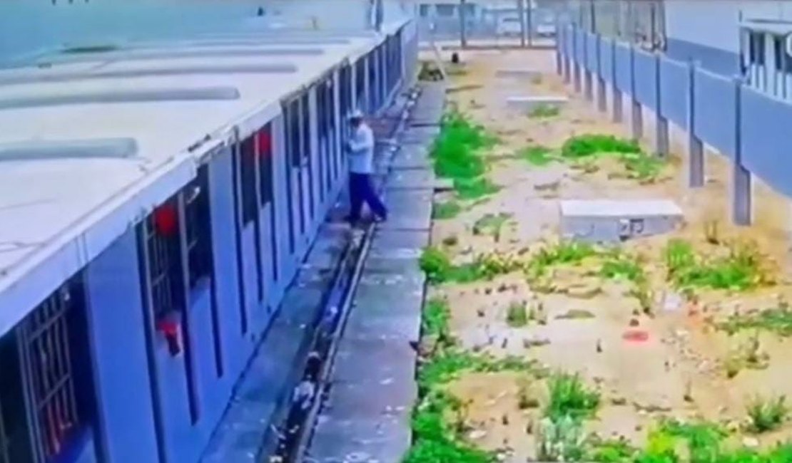 Funcionário de empresa é flagrado entregando celulares para detentos em presídio de Maceió