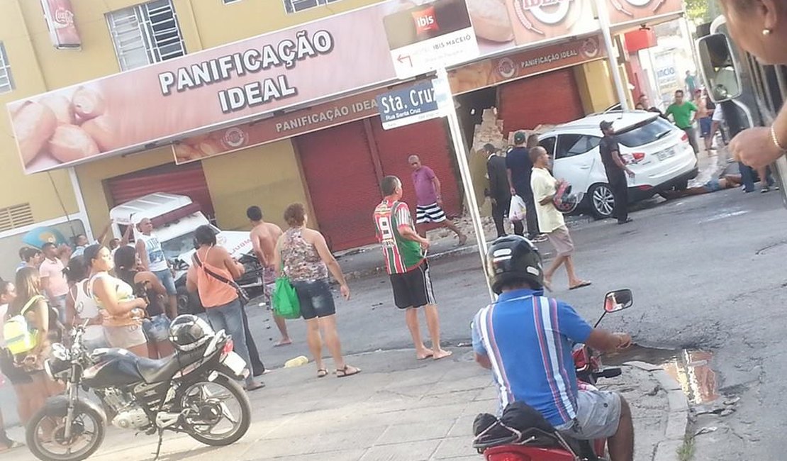 Colisão entre carro e ambulância deixa seis feridos em Maceió