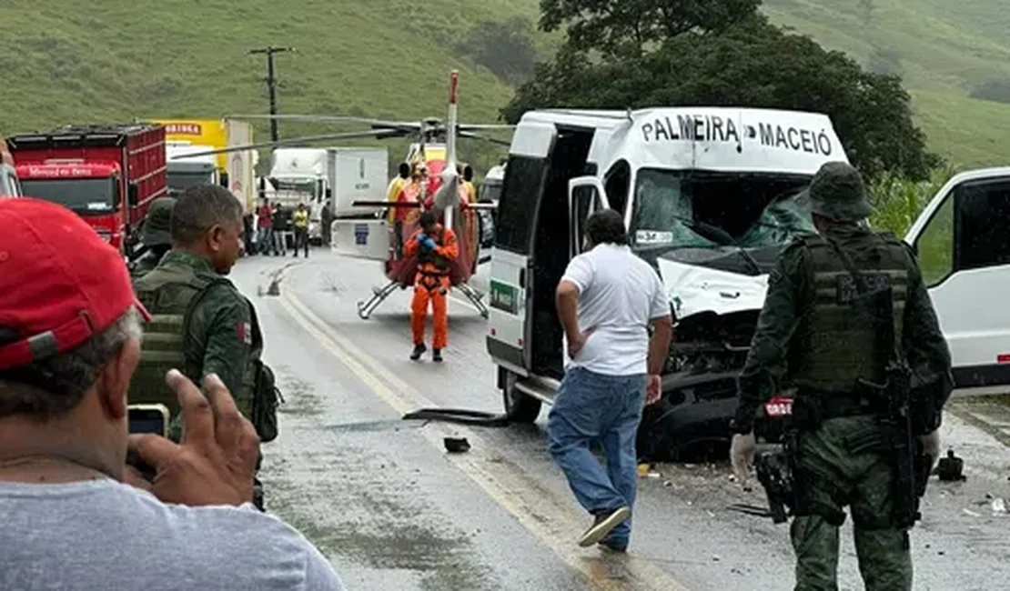 Colisão entre van e caminhão deixa 11 feridos na BR-316, em Atalaia