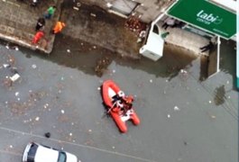 Passageiros de ônibus ilhado no Farol são resgatados em bote salva-vidas