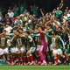 México abre Copa vencendo África do Sul em duelo com três expulsões