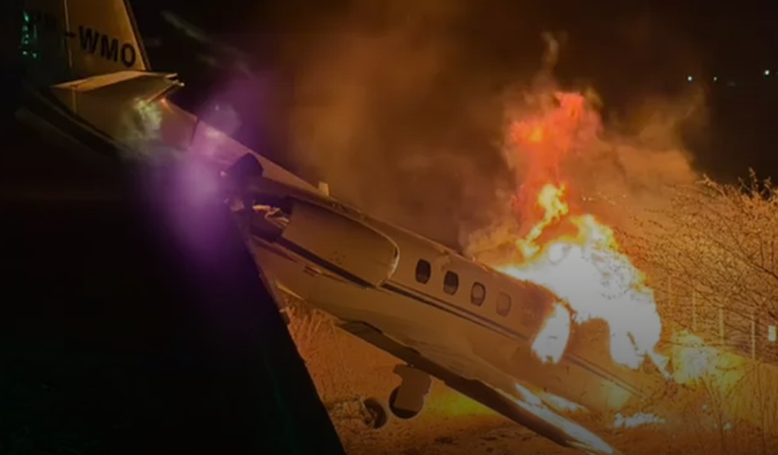Avião com cantor Rey Vaqueiro pega fogo após sair de pista no RN