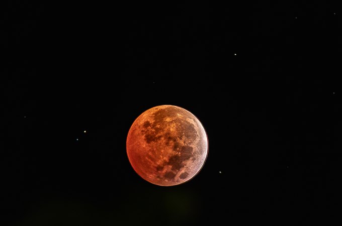 Veja como foi o Eclipse lunar na madrugada desta sexta-feira