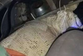 Populares encontram corpo amarrado em tecidos, dentro de porta malas de carro