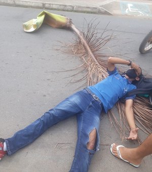 Vídeo. Motociclista fica ferido após ser atingido por palha de Palmeira, no Agreste