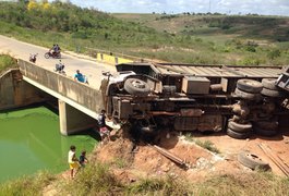 Motorista perde o controle e caminhão tomba na ponte da Barragem Bananeira, em Arapiraca