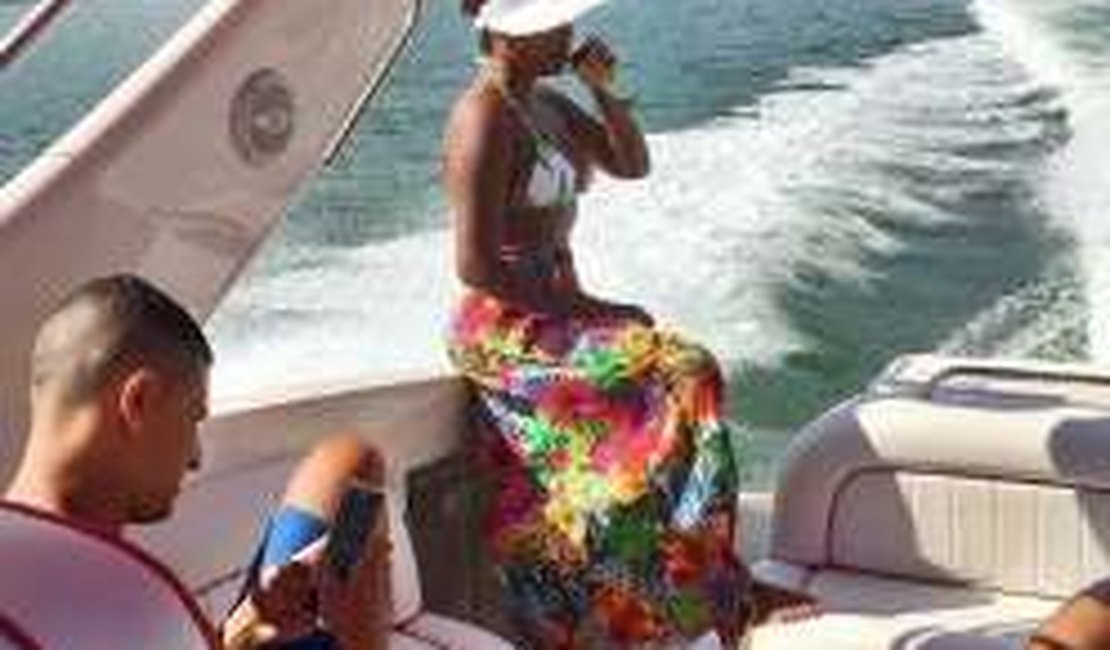 Ludmilla ostenta em passeio de lancha, em Angra dos Reis
