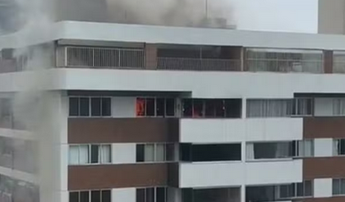 Homem morre carbonizado após incêndio atingir apartamento em cobertura de edifício em Recife