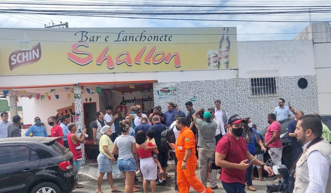 Vídeo. Bolsonaro surpreende moradores de bairro em Aracaju ao caminhar por ruas e tomar café em lanchonete