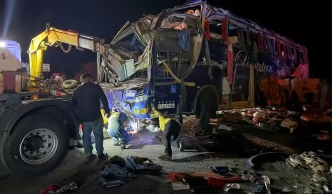 Corpos de vítimas de acidente com ônibus na BR-116 são liberados do IML e levados para Alagoas, São Paulo e Bahia