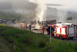 Carreta com carga de vodka e sardinha tomba e pega fogo no interior de Alagoas