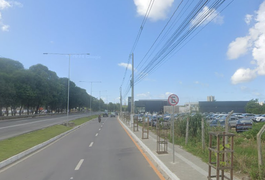 Homem morre em batida envolvendo motocicleta e carro durante a madrugada, em Maceió