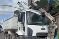 Caminhão-caçamba atinge poste de energia elétrica em Delmiro Gouveia
