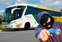 Homens armados assaltam ônibus interestadual em Campo Alegre, AL