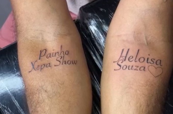 Eleitores fazem tatuagens com nomes de pré-candidata e ex-prefeito, em Olho D'Água do Casado
