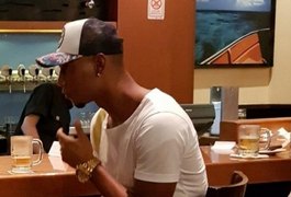 Zagueiro do CRB leva multa de 20% sobre o salário após ser flagrado com bebida alcoólica