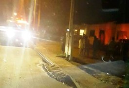 Homem é suspeito de esfaquear ex-mulher e atear fogo na casa da vítima em Palmeira dos Índios