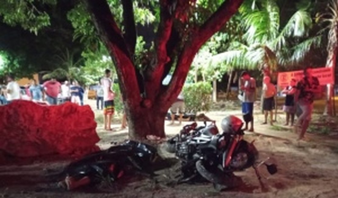 Colisão de moto em árvore resulta na morte de casal, em Maceió