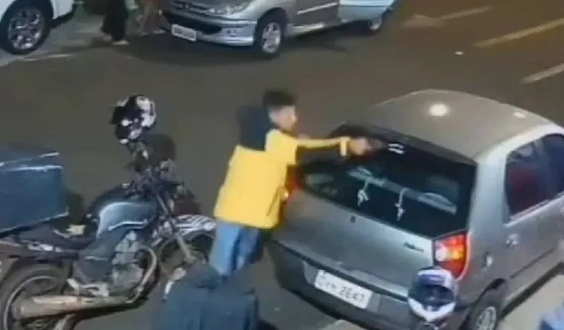 VÍDEO: Em registro feito por câmera, homem persegue e mata jovem com tiros à queima-roupa no PR