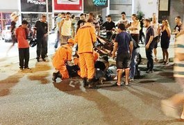 Condutor de moto é atingido por carro enquanto socorria motorista sem gasolina