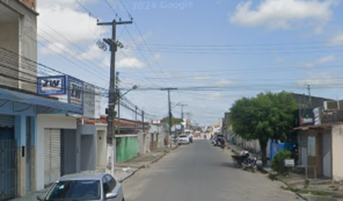 Homem tenta invadir residência para levar mulher embora à força no bairro Brasília