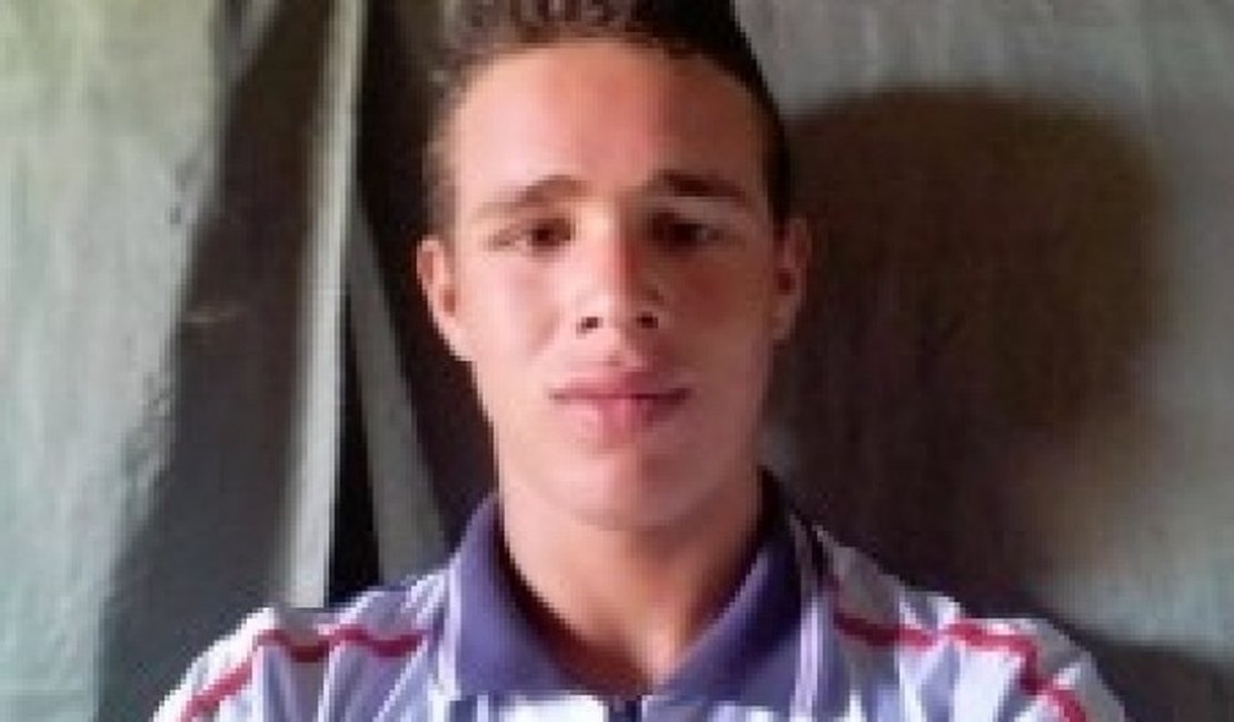 Moradores fecham rodovia após morte de estudante em tentativa de assalto, em AL