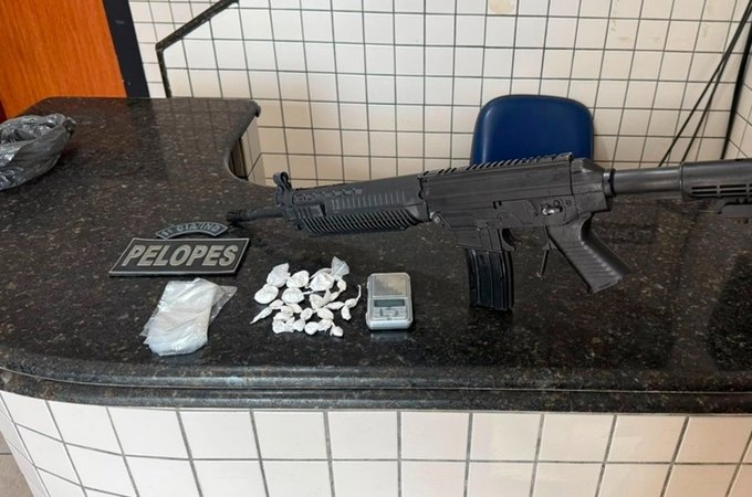 Após denúncia anônima, jovem é preso com simulacro de fuzil e cocaína em São Miguel dos Campos