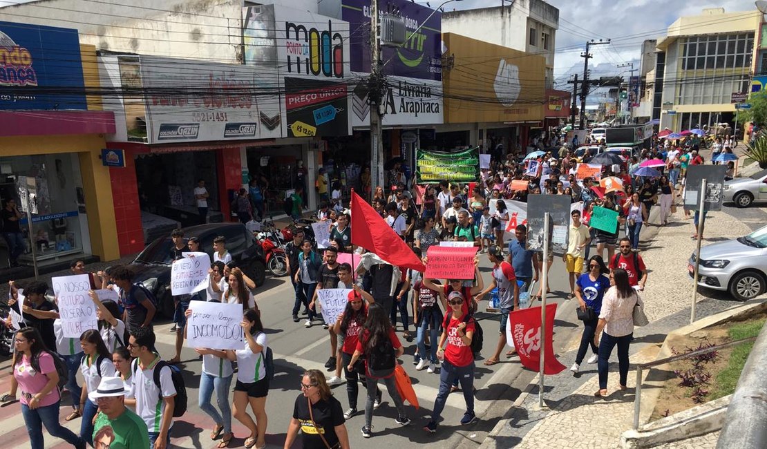 Vídeo. Estudantes e professores fazem ato contra os cortes do governo na educação, em Arapiraca