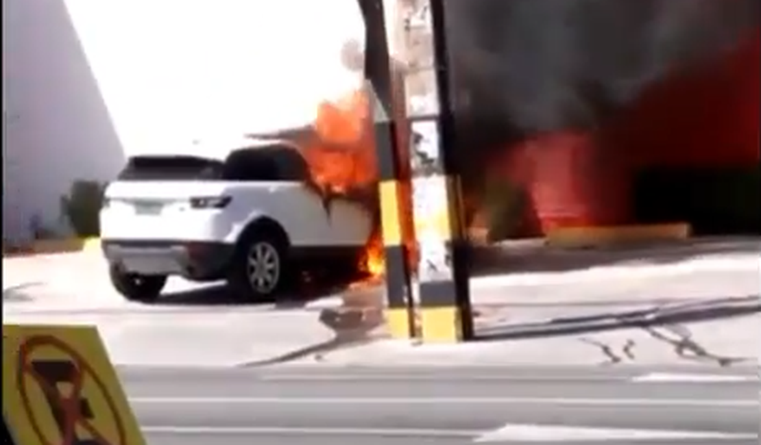 VÍDEO. Veículo é totalmente destruído por fogo, em estacionamento de farmácia