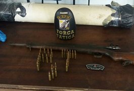 Vídeo. Polícia encontra fuzil, utilizado para roubo a banco, dentro de residência em Arapiraca