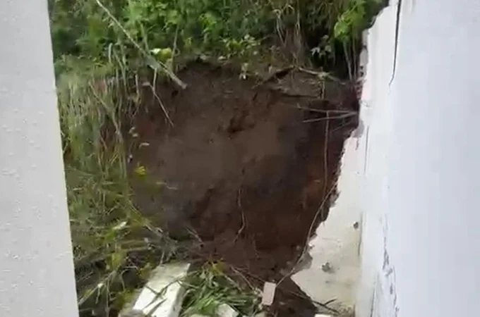 VÍDEO: Dona de residência em Arapiraca teme novo deslizamento de terra após queda de muro