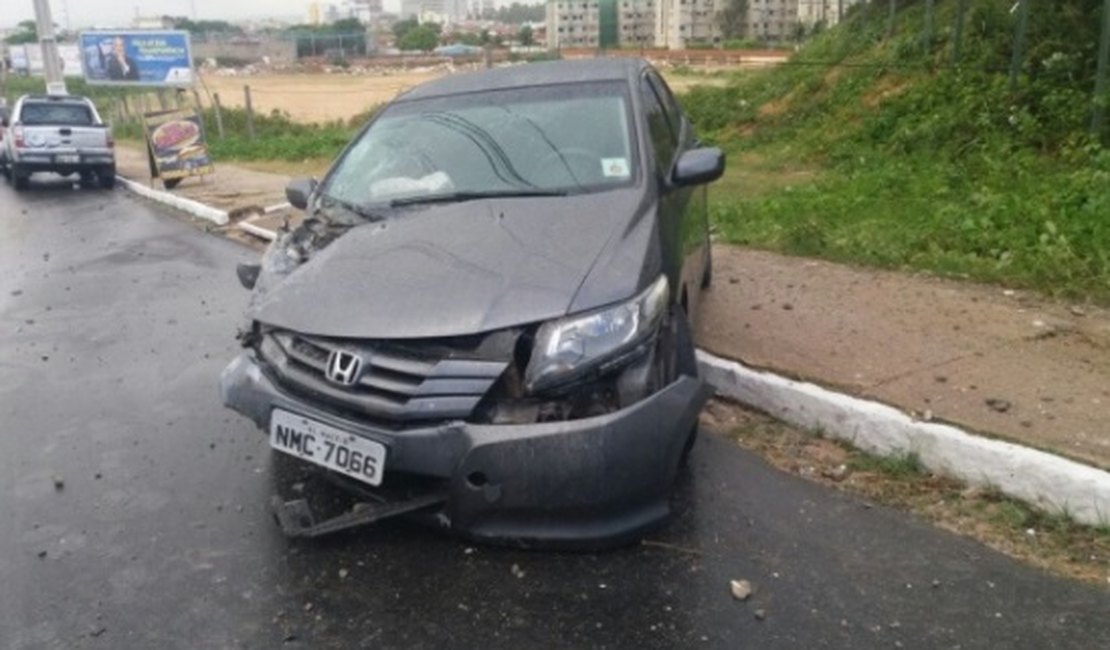 Acidente deixa o trânsito lento na Ladeira do Óleo, em Maceió