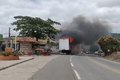 VÍDEO: Carreta é atingida por incêndio na BR-316, em Maribondo