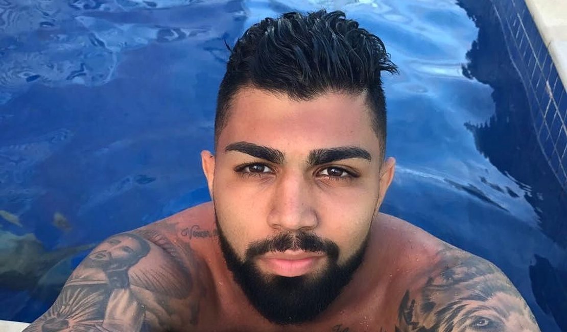 Gabigol faz festa entre amigos durante quarentena e vizinhos denunciam