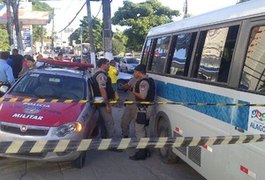 Bandidos assaltam ônibus e atiram em passageiros que reagiram; um morreu