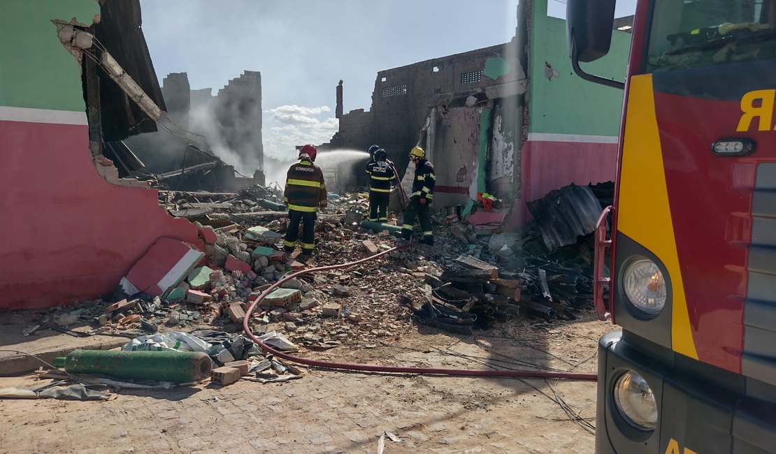 Distribuidora de embalagens destruída por causa de incêndio tem novo princípio de fogo, em Arapiraca
