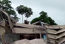 Cobertura de posto de combustíveis desaba, perto do Rei Pelé em Maceió