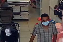 Homem se passa por cliente e furta celular em loja no centro de Arapiraca