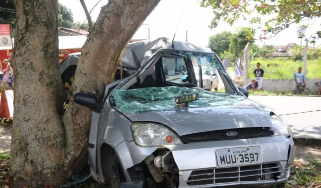 Uma pessoa morre e outra fica presa às ferragens após carro colidir com árvore, em Rio Largo