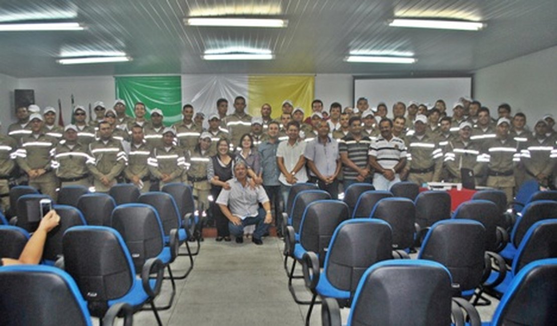 Célia Rocha entrega novo uniforme aos agentes de trânsito de Arapiraca