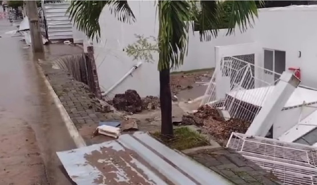 Em Goiana (PE), canal transborda e provoca queda de muro de escola após fortes chuvas